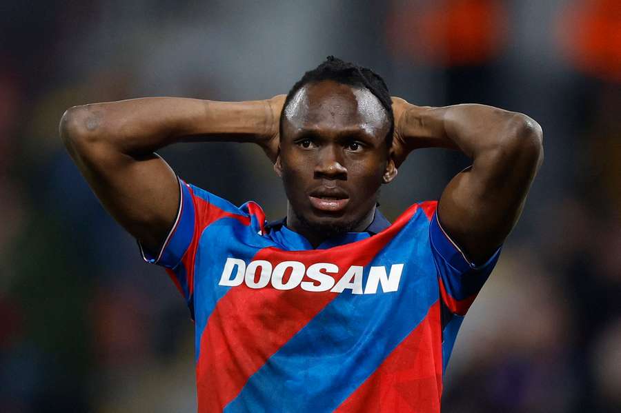 Prince Adu nevěří vlastním očím v utkání proti Panathinaikosu. Prince Adu nevěří vlastním očím v utkání proti Panathinaikosu.