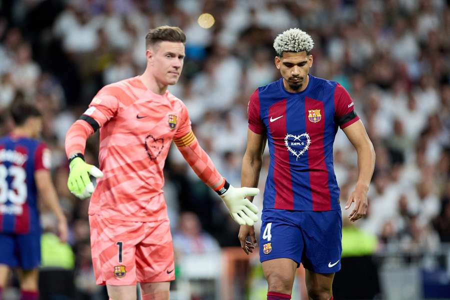 Ter Stegen e Araujo durante o último Clássico