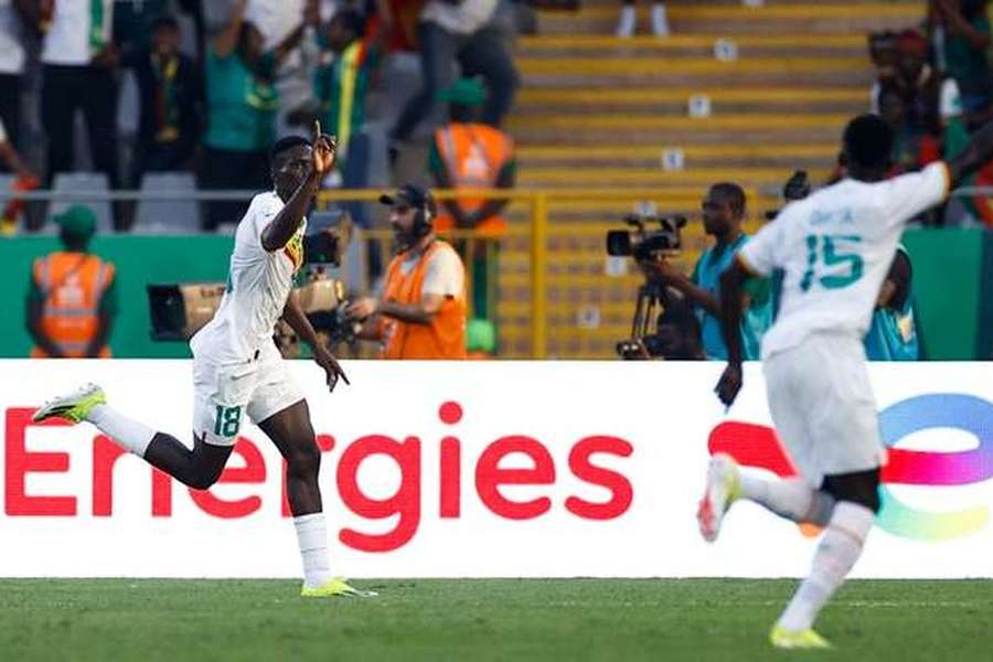 Ismaila Sarr inaugurou o marcador aos 16 minutos e assistiu Diallo para o 2-0