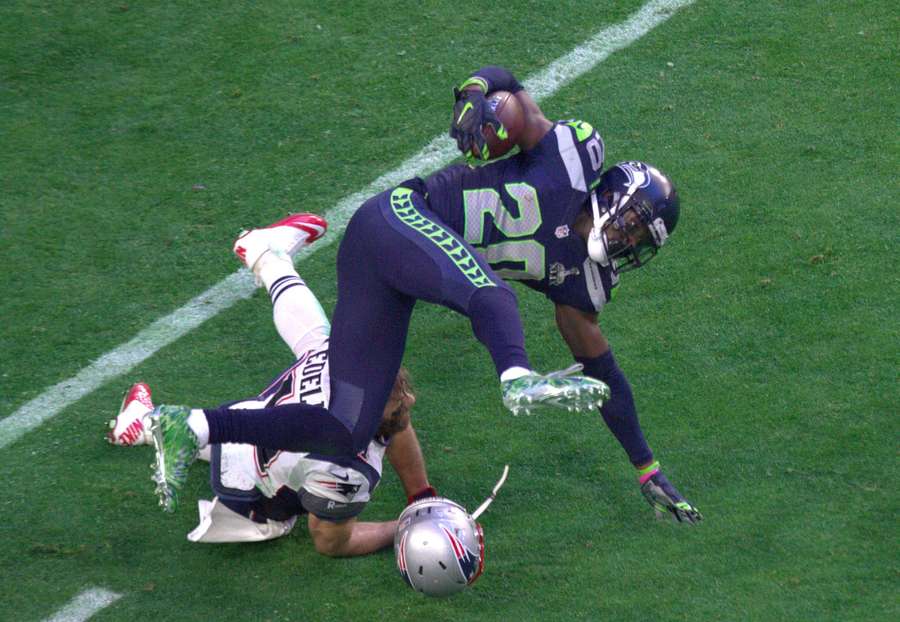 Julian Edelman z Patriots uderzający kolanem w głowę podczas Super Bowl w 2016 r.