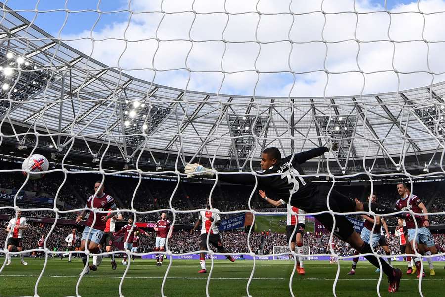 Aguerd fires his header past Bazunu