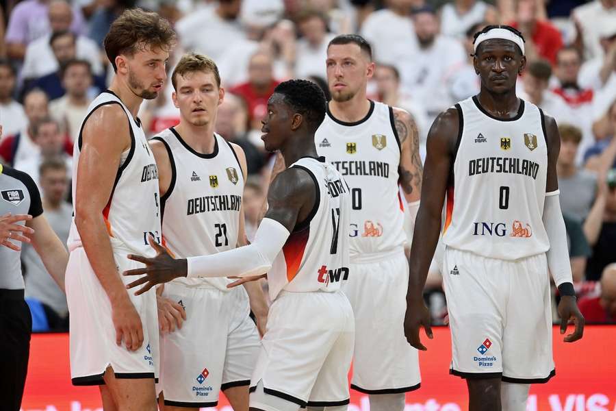 Kapitän Dennis Schröder hat Deutschland zum Auftaktsieg über Montenegro geführt.