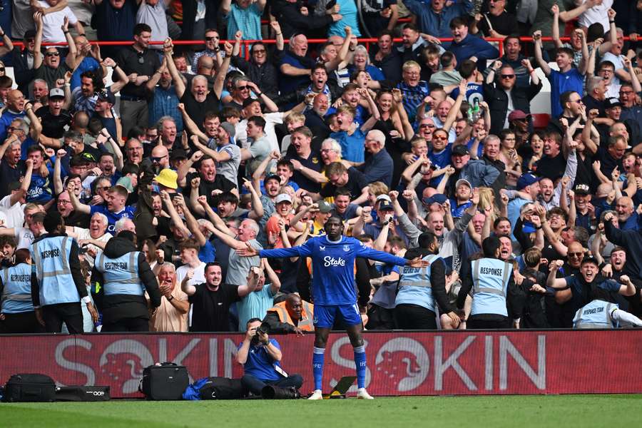 Abdoulaye Doucoure esulta per il gol segnato al Nottingham Forest