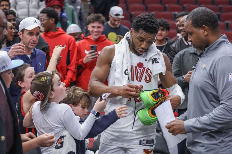 Donovan Mitchell bei einer spontanen Autogrammstunde.