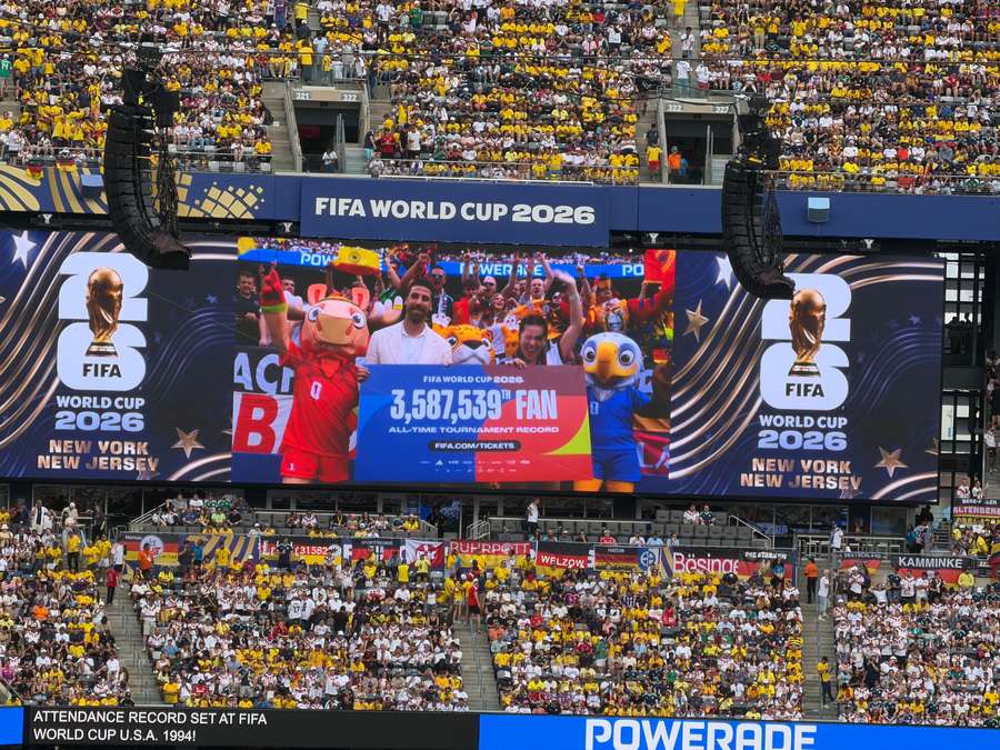 FIFA homenageia torcedor que quebrou a marca da Copa do Mundo de 1994