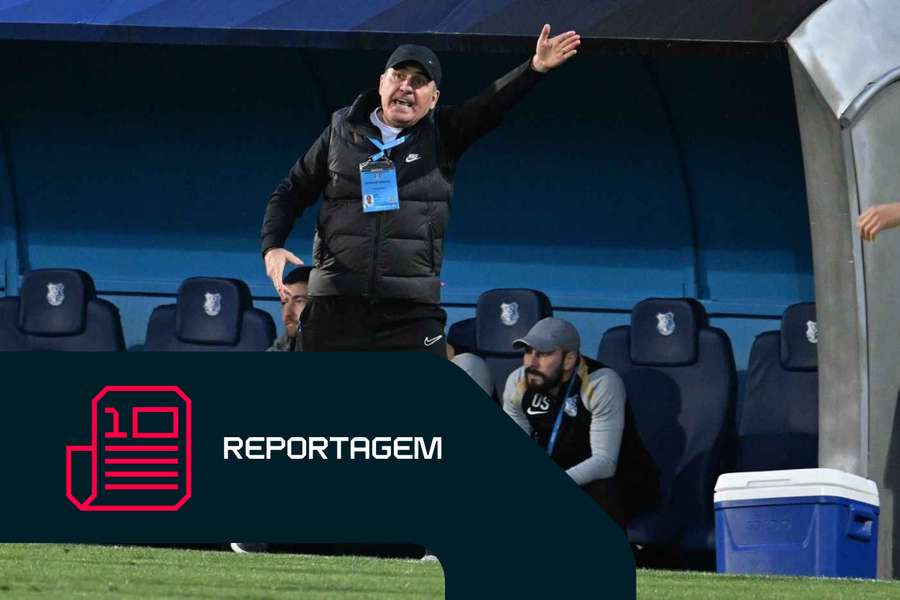 Hagi, a dar instruções a partir do banco