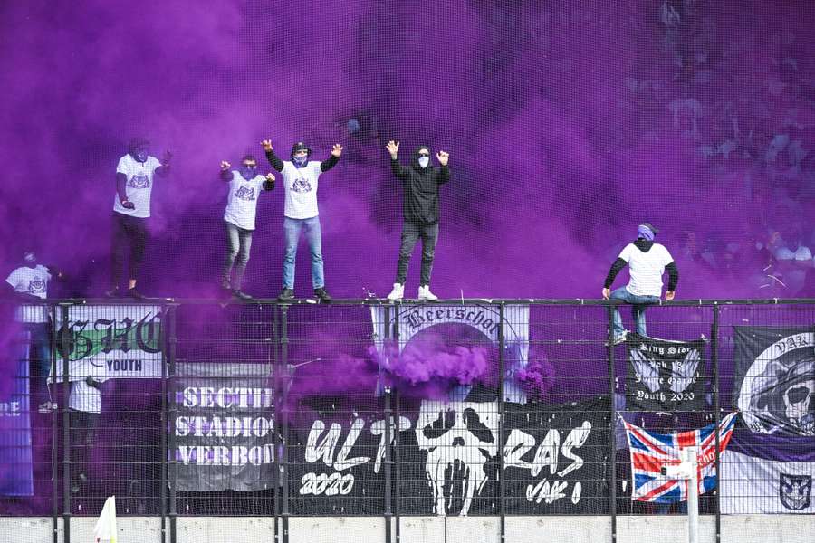 Aanhangers van Beerschot in de hekken en in de rook tijdens uitduel met Royal Antwerp