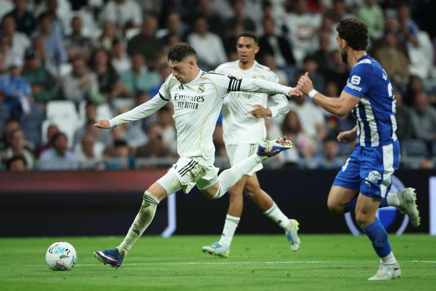 Valverde golpea el balón