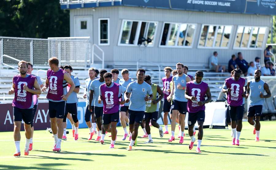 Grupo de jogadores da Inglaterra em treinamento de preparação para o jogo contra a Croácia. Grupo de jogadores da Inglaterra em treinamento de preparação para o jogo contra a Croácia.