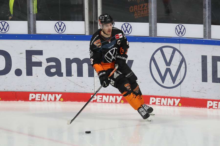 Spencer Machacek bleibt den Grizzlys weiterhin erhalten.