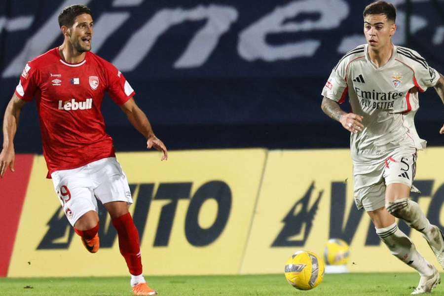 Gonçalo Paciência perante Enzo Barrenechea