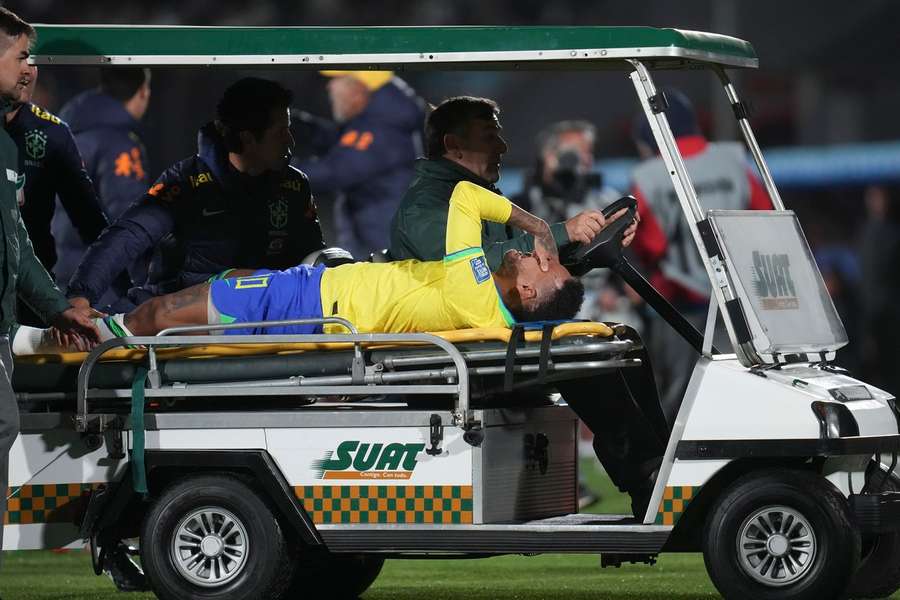 Neymar opustil ihrisko v slzách.