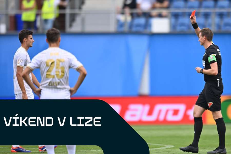 Daniel Uhrinčať (vlevo) dostává červenou kartu.