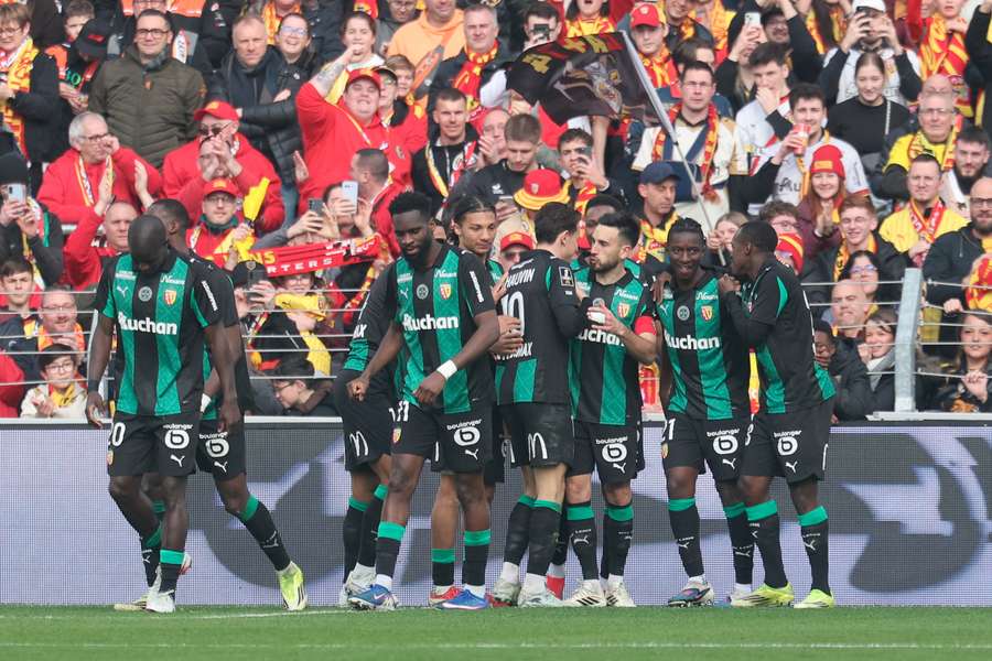 El Lens presiona al PSG en lo más alto de la Ligue 1 El Lens presiona al PSG en lo más alto de la Ligue 1