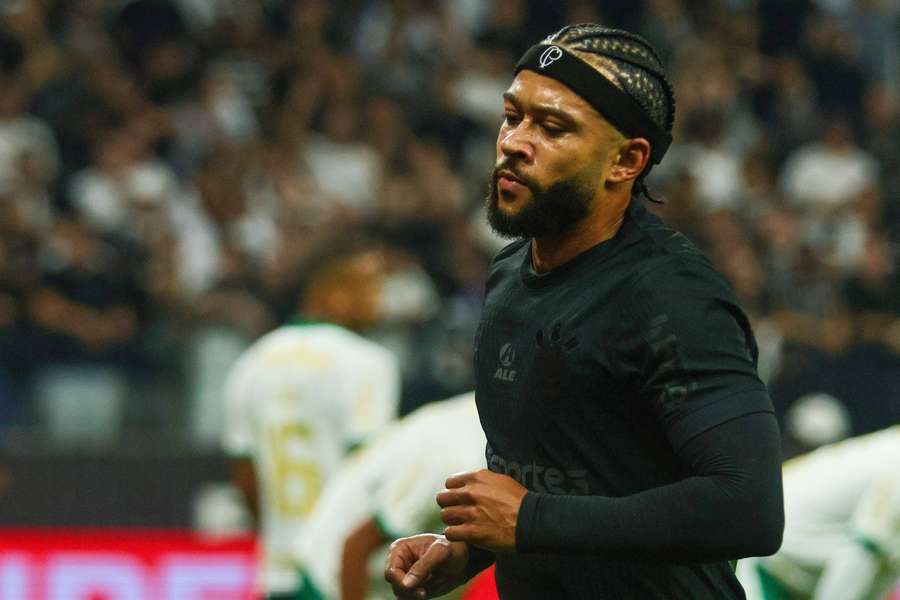 Memphis passou mal e jogou no sacrifício contra o Palmeiras