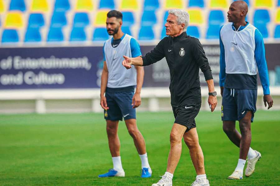 Luís Castro orienta seus comandados durante treino do Al-Nassr