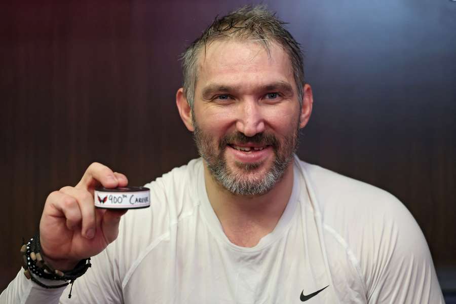 Alex Ovechkin mit seinem Rekord-Puck. Alex Ovechkin mit seinem Rekord-Puck.