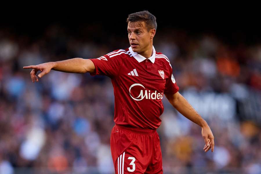 Azpilicueta da órdenes sobre el verde Azpilicueta da órdenes sobre el verde