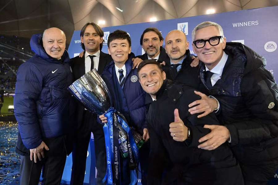 A direção do Inter com o treinador Simone Inzaghi