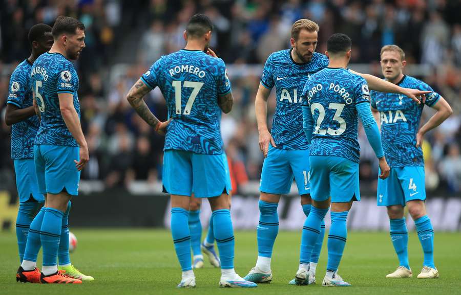 Harry Kane gives instructions to shellshocked teammates