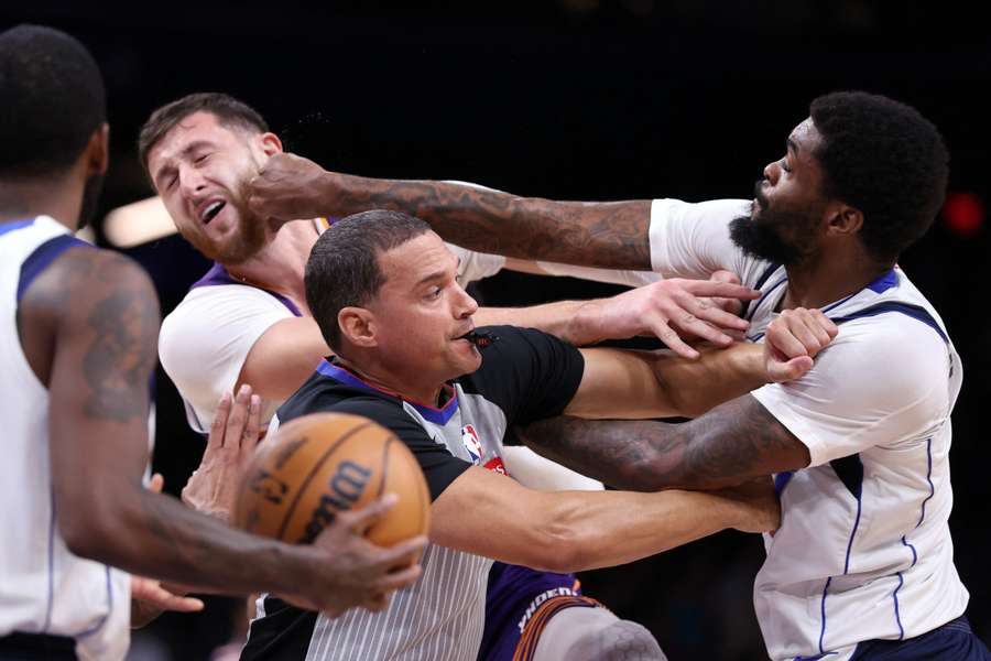 Marshall deu um soco no rosto de Nurkic