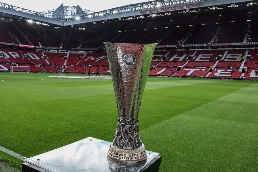 Trofeul Europa League expus la Old Trafford, Manchester, pe 8 mai 2025