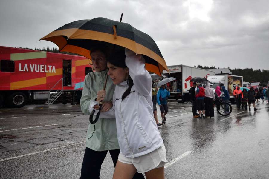 People leaving the third stage