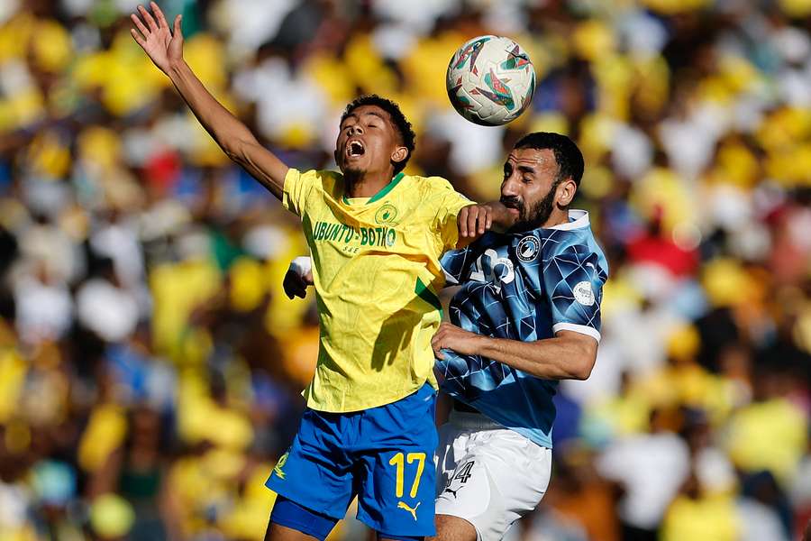 Mohanad Lasheen (Pyramis) na pressão junto de Tashreeq Matthews (Mamelodi Sundowns)