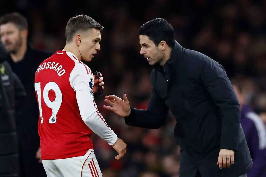 Arteta (r.) im Gespräch mit Leandro Trossard (l.)