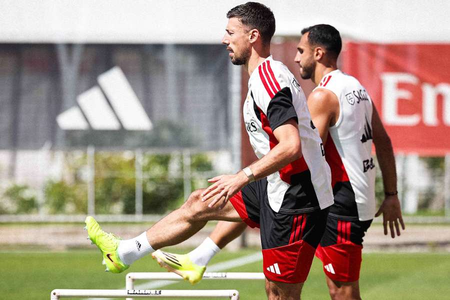 Pavlidis com Lenglet no treino do Benfica Pavlidis com Lenglet no treino do Benfica