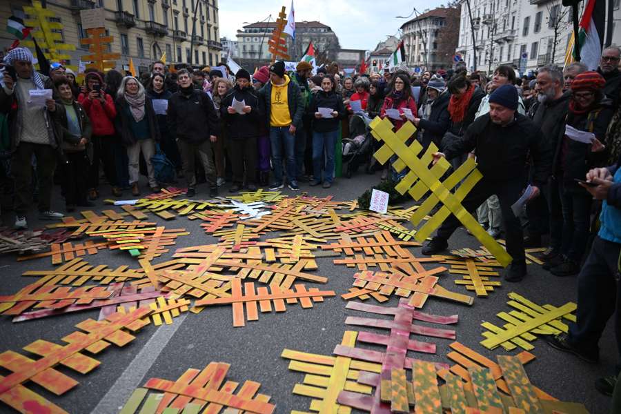 Protesty i manifestacje w Mediolanie, gwizdy na stadionie i gafy we włoskiej telewizji