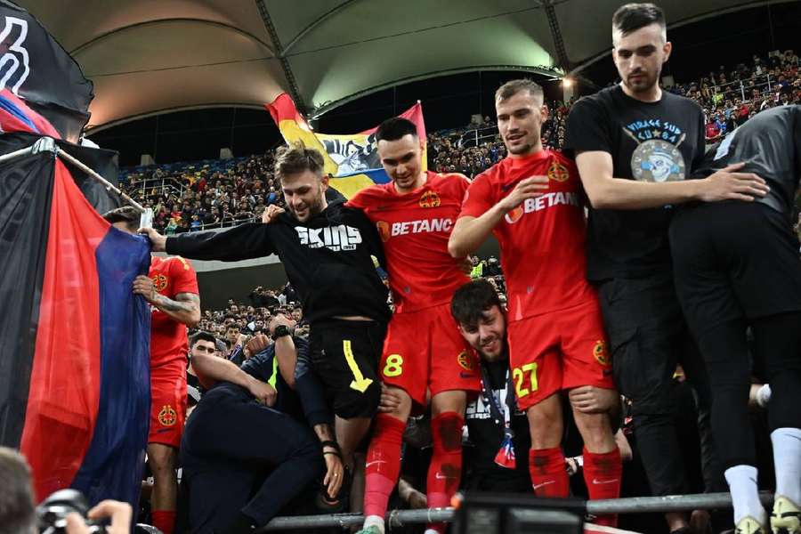 Adrian Șut și Darius Olaru sărbătoresc alături de fanii FCSB câștigarea titlului