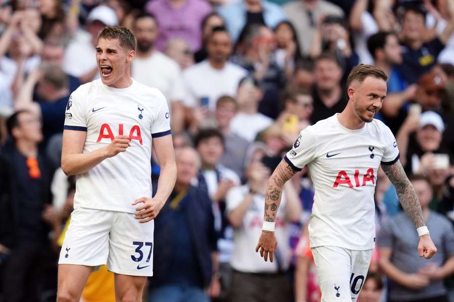 Micky van de Ven fez o gol da vitória do Tottenham