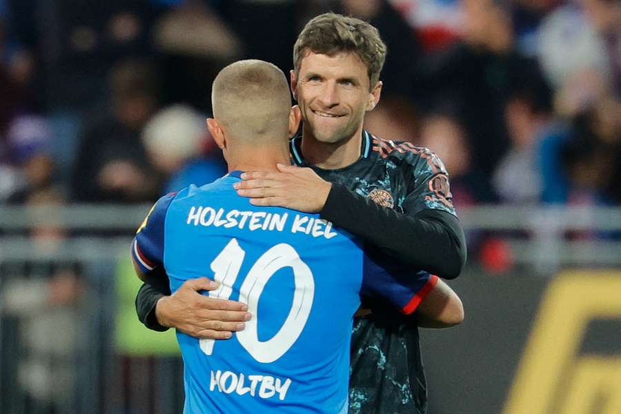 Thomas Müller (Bayern München) umarmt Lewis Holtby (Holstein Kiel).