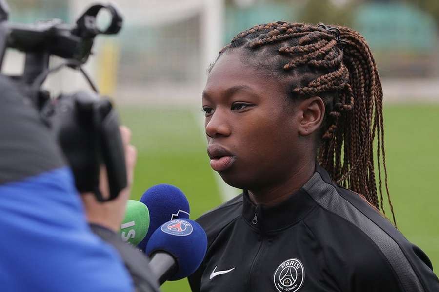 Aminata Diallo pendant une conférence de Presse au Paris Saint-Germain.
