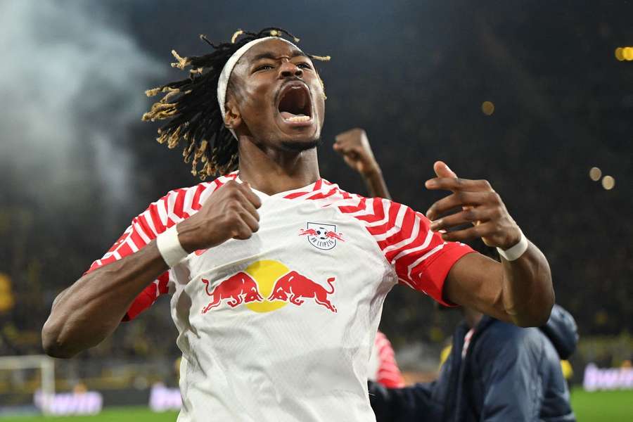 Mohamed Simakan celebra a vitória do RB Leipzig