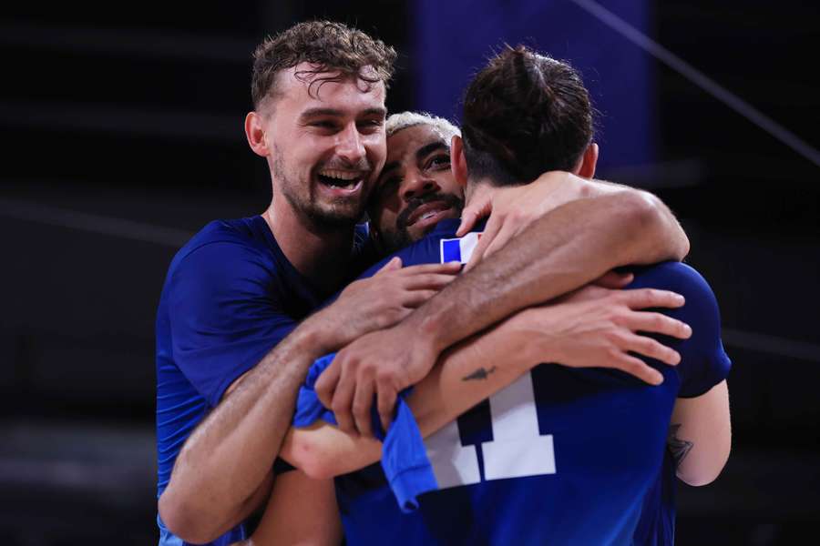 De Franse volleybalmannen benutten het thuisvoordeel optimaal in Zuid-Parijs