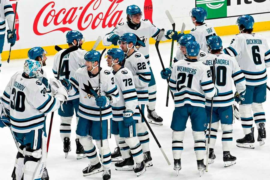 San Jose Sharks w wielkim stylu obrobili stratę z Pittsburgh Penguins i pną się w tabeli NHL San Jose Sharks w wielkim stylu obrobili stratę z Pittsburgh Penguins i pną się w tabeli NHL