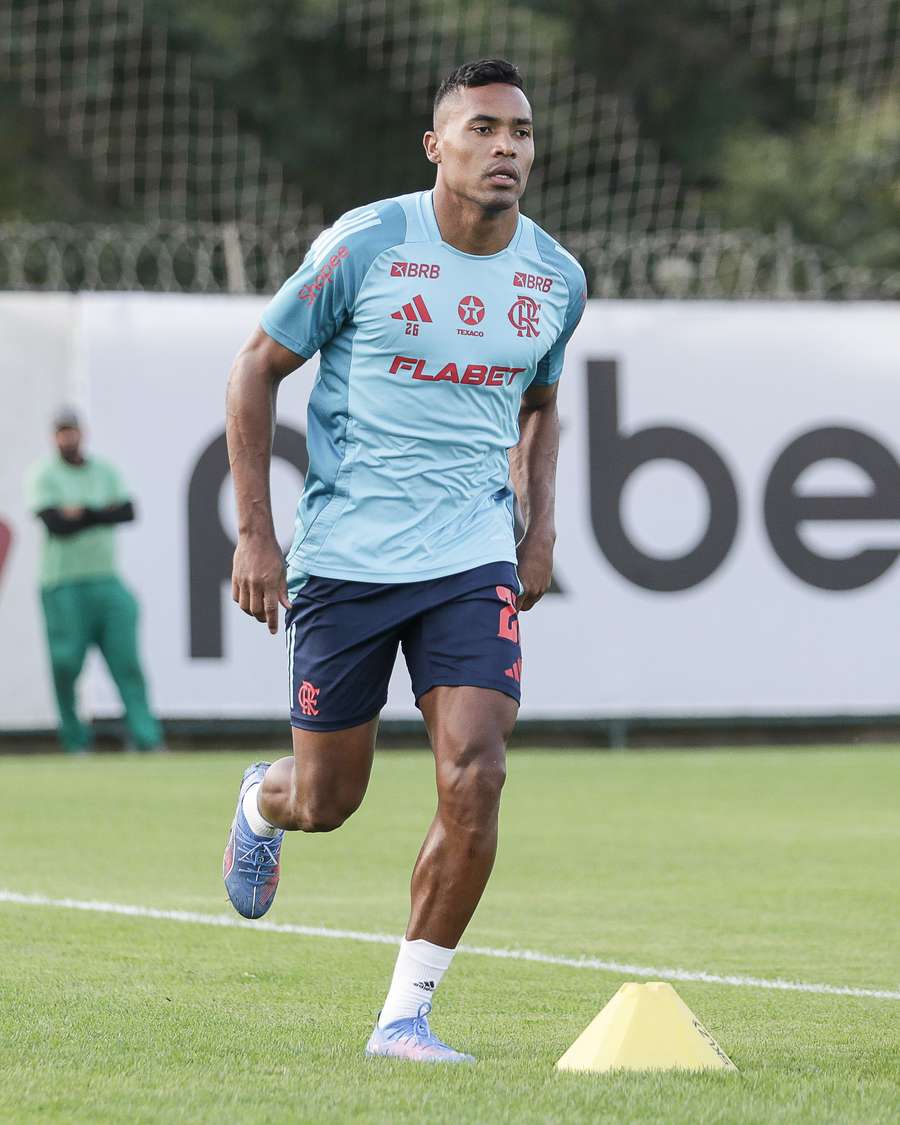 Alex Sandro iniciou os trabalhos de fisioterapia no campo nesta segunda-feira
