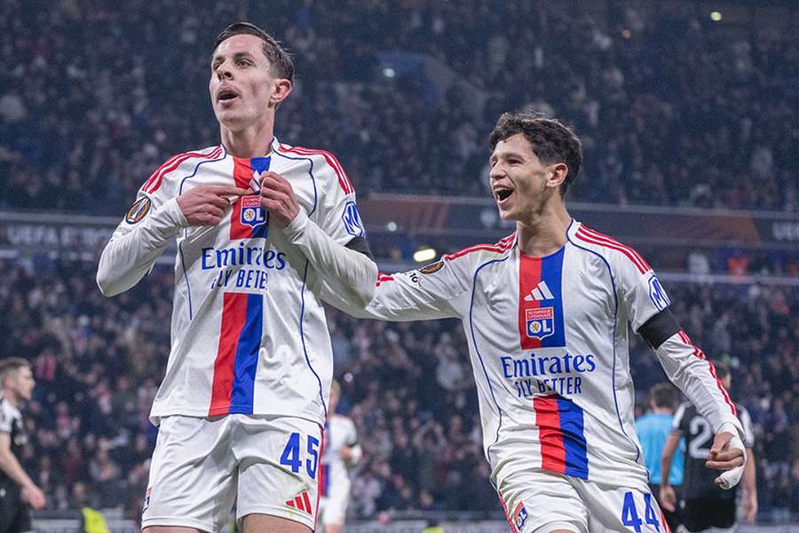 Grâce à sa jeunesse, l'OL vient à bout d'un PAOK réduit à 10 et termine leader de Ligue Europa Grâce à sa jeunesse, l'OL vient à bout d'un PAOK réduit à 10 et termine leader de Ligue Europa