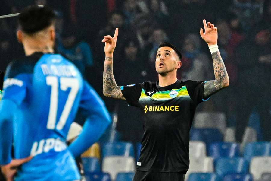 Vecino comemora o gol da vitória da Lazio em Nápoles