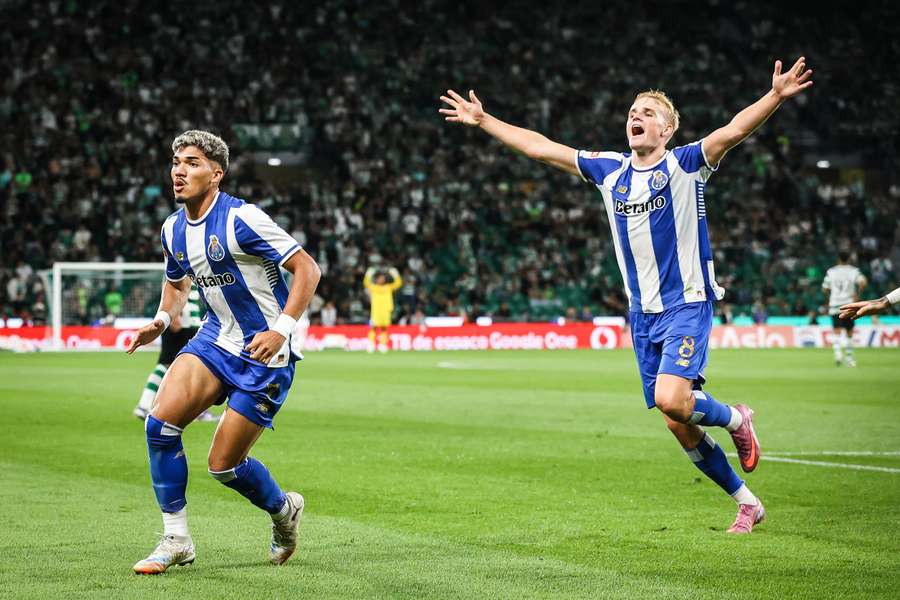 William Gomes festeja o seu golo com Victor Froholdt, durante o jogo entre o Sporting CP e o FC Porto