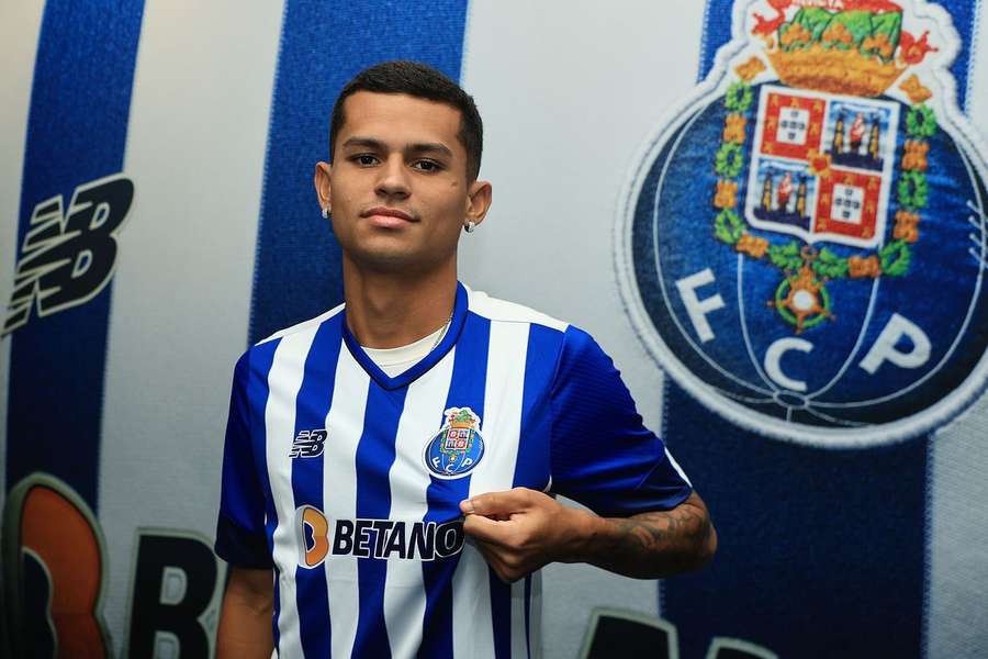 Luan Brito com a camisola do FC Porto