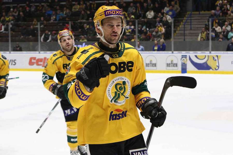 Vsetínský Petr Straka se raduje z gólu na 2:2 v zápase se Zlínem.