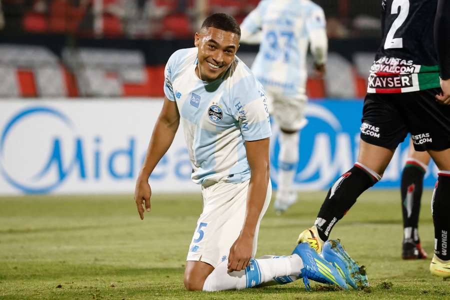 Carlos Vinícius perdeu 3 pênaltis em Palestino x Grêmio