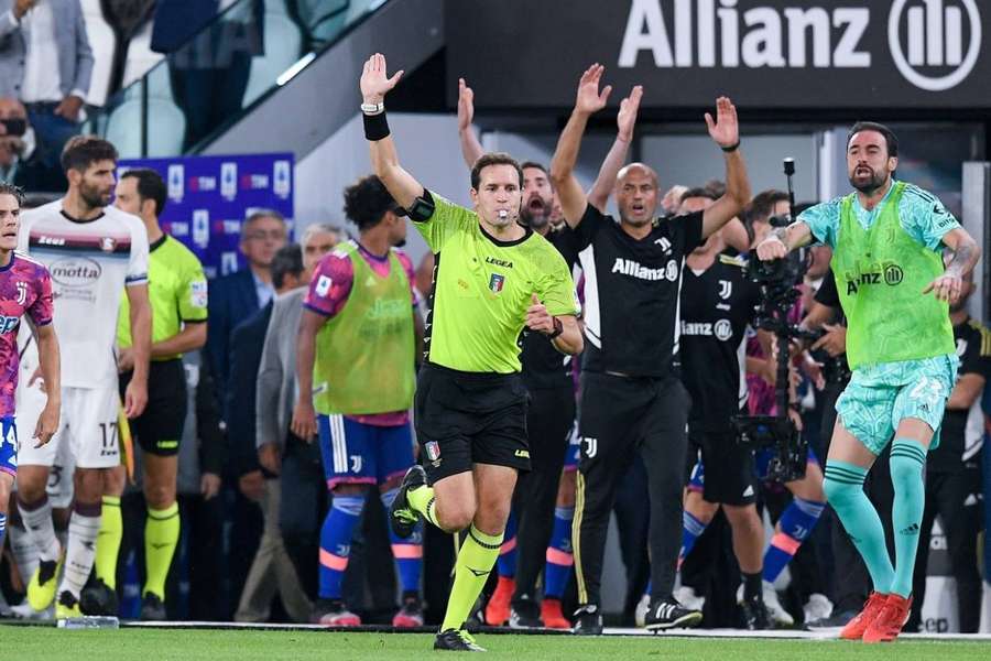 Referee Matteo Marcenaro controversially disallows Juventus' third goal, scored by Arkadiusz Milik, against Salernitana.