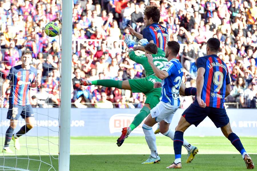 Marcos Alonso marca en el Barcelona-Espanyol