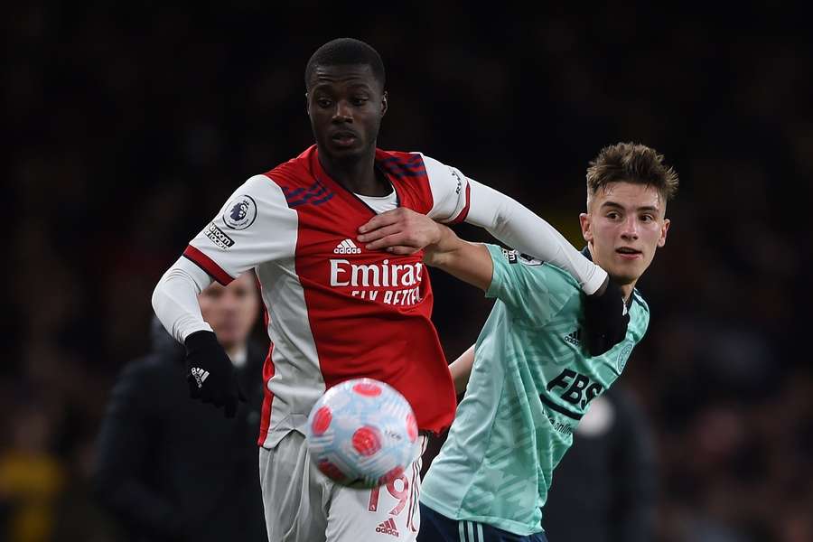 Nicolas Pepe (L) in duel met Luke Thomas van Leicester tijdens een competitieduel in maart 2022