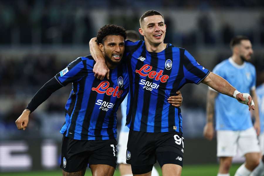 Ederson e Krstovic celebram o golo do 0-1 da Atalanta