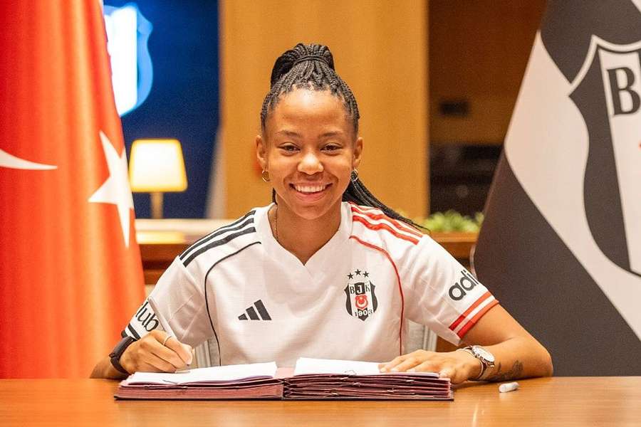 Tânia Mateus com as cores do Besiktas